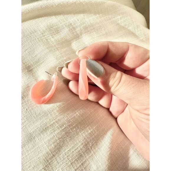 Pink minimalistic dangle stud earrings - Picture 3 of 3